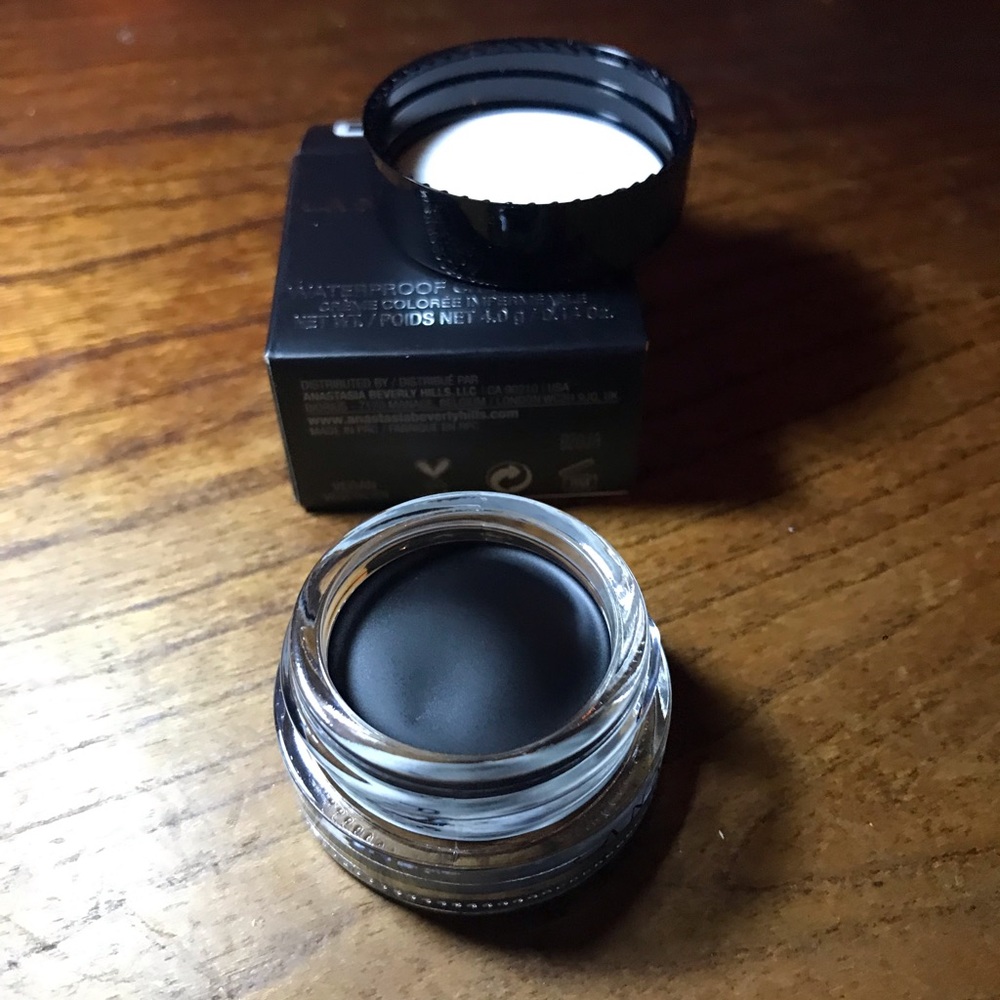 Anastasia beverage hills cream base (jet)